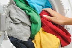 Är det möjligt och hur man tvättar svarta kläder på rätt sätt med rött, blått, grönt, färgat och andra färger