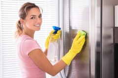 Sätt och medel för att ta bort repor på ett kylskåp i vitt, grått och andra färger