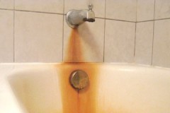 Méthodes et recettes fiables sur la façon de nettoyer le bain de la rouille et de la plaque à la maison