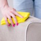 TOP 9 efektivních rozpočtových způsobů čištění pohovky od mastnoty doma