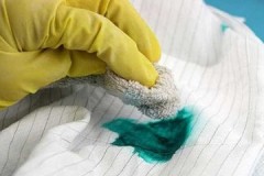 Des méthodes éprouvées pour laver le vert brillant du tissu