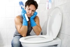 Doporučení zkušených žen v domácnosti, jak odstranit močové kameny na toaletě doma