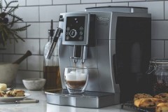 Praktiska tips om hur och hur du avkalkar kaffemaskinen