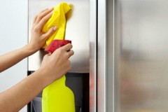 במהירות, נקיות וללא פסים, או איך לנקות את המקרר בחוץ