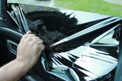 Užitečné tipy, jak odstranit lepidlo z tónování ze skla automobilu