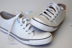 วิธีที่มีประสิทธิภาพหลายวิธีในการถอดรองเท้าผ้าใบสีขาวออกจากผ้า