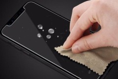 Little tricks on how to remove air from under the protective glass of a smartphone or phone