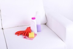 Moyens et moyens budgétaires pour nettoyer un canapé en tissu à la maison