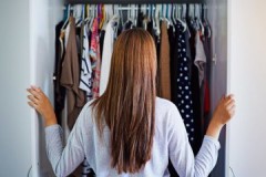 Tipy od zkušených žen v domácnosti, jak odstranit zápach ze skříně oblečením