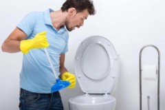 Osvědčené metody, jak samostatně odstranit ucpání toalety doma
