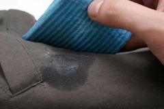 Doporučení zkušených žen v domácnosti, jak odstranit mastnou skvrnu z kalhot nebo kalhot
