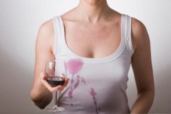 Tipy a způsoby, jak získat stopy červeného vína z bílého oblečení