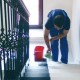 Are there standards for cleaning entrances in apartment buildings and what are they?