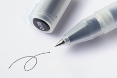 דרכים מוכחות לנגב עט ג'ל ממשטחים שונים