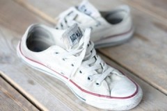 Kompetenta åtgärder - ett snövitt resultat eller hur man tvättar vita sneakers från tyg
