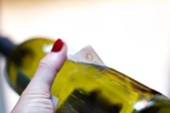 Sedm způsobů, jak odstranit lepidlo ze štítků lahví