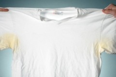 10 วิธียอดนิยมในการขจัดคราบเหงื่อสีเหลืองจากเสื้อยืดสีขาว