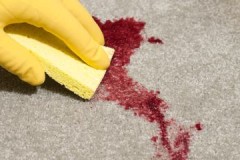 Lite knep för hur man snabbt och effektivt kan tvätta blod från soffan hemma