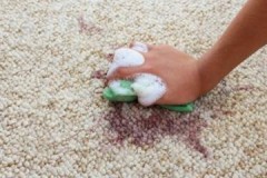 טיפים כיצד להסיר כתמי שטיח עקשנים בבית
