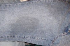 Osvědčené prostředky k odstranění mastných skvrn na džínách doma