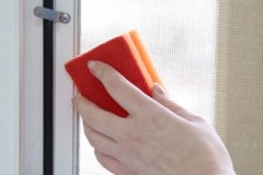 Enkla instruktioner om hur man rengör myggnät på plastfönster