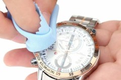 Tipy od zkušených hodinářů, jak sami odstranit škrábance ze skla hodinek
