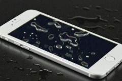 Několik životních hacků o tom, jak odstranit vodu z ochranného skla telefonu nebo smartphonu