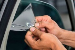 Několik účinných způsobů, jak odstranit odstín ze skla automobilu