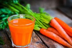 Where is the best place and how long is freshly squeezed carrot juice stored?