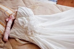 Comment laver délicatement une robe de mariée à la maison et ne pas la ruiner?