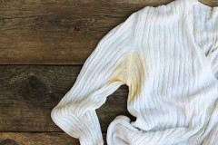 דרכים יעילות להסיר כתמי זיעה צהובים מתחת לבית השחי מבגדים לבנים
