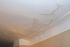 Hemligheter från erfarna hantverkare om hur man tar bort gula fläckar i taket efter översvämning