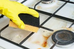 Användbar livshack för hur man rengör gallret på en gasspis från kolavlagringar hemma