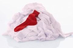 Vad ska man göra om vita kläder färgas under tvätt: sätt att rätta till en obehaglig situation