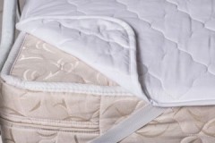 Jak správně prát nepromokavou podložku na matraci v pračce a ručně?