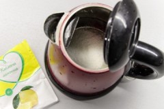 Effektiva sätt att ta bort kalk i en vattenkokare med citronsyra