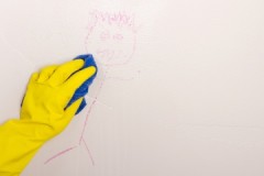 Des moyens éprouvés pour essuyer la poignée du papier peint à la maison