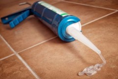 Secrets of experienced craftsmen on how to remove silicone sealant from bathroom tiles