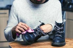 Opravy nedostatků při opravách nebo odstraňování lepidla z obuvi