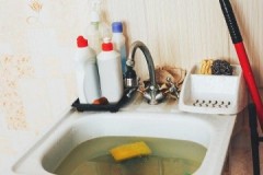Evde bir lavabodaki tıkanıklığı kendi başınıza nasıl temizleyeceğinize dair tarifler ve yöntemler
