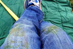 Recettes éprouvées et moyens d'éliminer l'herbe des jeans à la maison