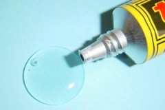 דרכים יעילות להסרת דבק סופר מזכוכית